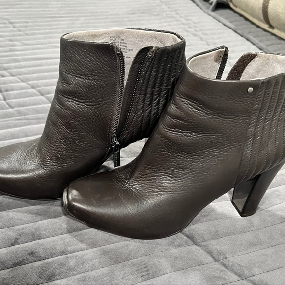 Kenneth Cole upper leather booties 3.5” heel , brown chocolate color. - Picture 5 of 7